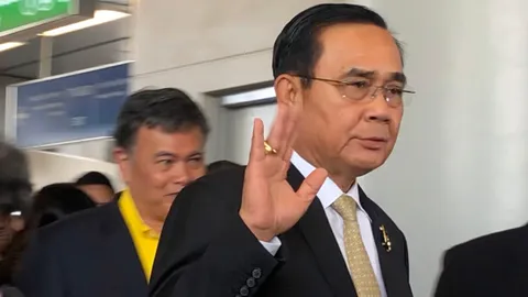 “บิ๊กตู่” เปิดรถไฟฟ้า ทดลองนั่งจากห้าแยกลาดพร้าว-ม.เกษตรฯ ไม่ตอบการเมือง