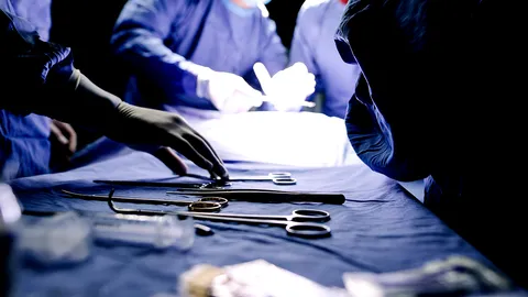 17 ชั่วโมงในห้องผ่าตัด ทีมแพทย์ ช่วยคนไข้ถูกฟันมือขาด 2 ข้างจนสำเร็จ