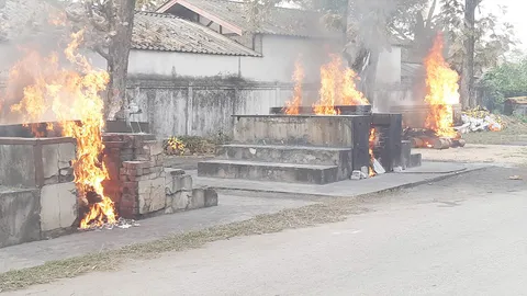 แสนเศร้าพิธีเผาเหยื่อ ยิงยกครัว 3 ศพ ที่เชียงราย ญาติไม่อภัยให้คนร้าย