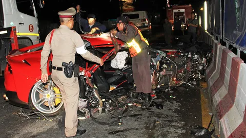 "เฟอร์รารี่" ชนพังยับ "ไฮโซหนุ่ม" คนขับขาหัก "ฝน ฮอร์โมน" นั่งคู่ เจ็บ