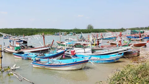 เรือเล็กหลบลม มรสุมกำลังแรงซัดอ่าวประจวบ งดออกจากฝั่ง 