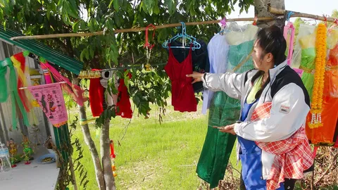 ชุดไทยแม่มีเยอะแล้ว คอหวยซื้อสายเดี่ยว ขาสั้น ถวายตะเคียนทอง 2 พี่น้อง