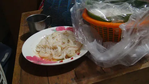 ลูกสาวสุดเศร้า! ทำขนมจีนให้พ่อกิน ลูกชิ้นติดคอดับฉลองวันพ่อแห่งชาติ