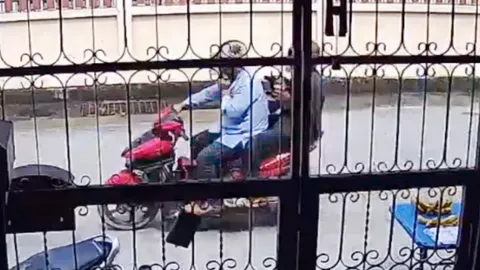 เผยภาพ นักฆ่า ประกบยิง "หัวหน้าโกวิทย์" อุกอาจกลางถนนเมืองยะลา  