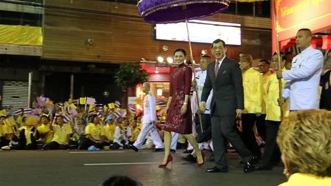 พระบาทสมเด็จพระเจ้าอยู่หัว และ สมเด็จพระนางเจ้าฯ เสด็จฯ เยาวราช