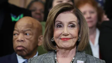 เปโลซีไฟเขียวลุยถอดถอน-ทรัมป์แขวะให้ไวๆ