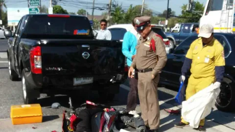  รีบไปทำงาน สาวโรงงานน้ำปลา ขี่จยย.ชนท้ายปิกอัพจอดติดไฟแดง ดับคาที่ 