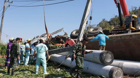 18 ล้อคว่ำ เสาเข็มพุ่งใส่ห้องโดยสาร กระแทกคนขับดับ เมียสาหัส 