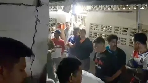 ชายคลั่งขังตัวในบ้าน จุดไฟเผา-ปาดคอตัวเอง ตร.ต้องชาร์จจับกุม