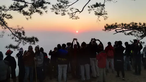 “ภูกระดึง” เกิดแม่คะนิ้ง หนาวสะท้าน 3.5 องศาฯ ชาวบ้านล้อมวงนั่งผิงไฟ