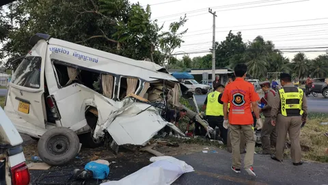 ครอบครัวจากราชบุรี เหมารถตู้ไปใต้ ชนต้นไม้กลางถนนประจวบฯ ดับ 4 สาหัส 7