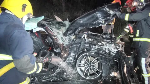 หมาตัดหน้าเบนซ์ป้ายแดง หักชนกระบะ 2 คัน เจ็บ 4 ดับ 1