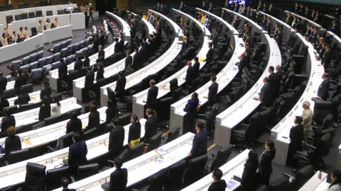 การเมืองเปราะบาง รัฐบาลเสียงปริ่มน้ำ กดดันหุ้นไทยผันผวนต่อเนื่อง