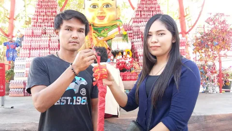 สาวควงแฟนแก้บน "กุมารเจ้าสัวเฮง" ส่องเลขอ่างน้ำมนต์ หวังถูกหวยอีกงวด