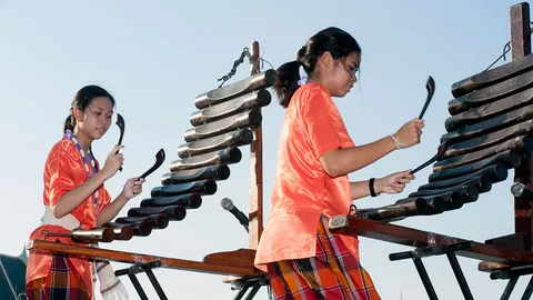 ชักธงรบ : จากเกราะลอถึงโปงลาง