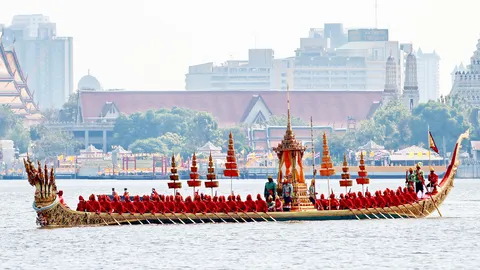 เรือพระราชพิธี 52 ลำ เคลื่อนจากกรมอู่ทหารเรือ ตั้งขบวนบริเวณท่าวาสุกรี