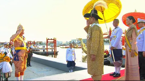 เรือพระที่นั่งเทียบท่าราชวรดิฐ ในหลวง พระราชินี เสด็จฯ ไปยังพลับพลาที่ประทับ