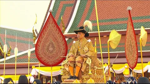 ในหลวง เสด็จฯ ประทับพระราชยานพุดตานทอง ยาตราโดยริ้วขบวนราบ ไปพระบรมมหาราชวัง