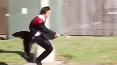 อึ้ง นักมายากลชื่อดัง แปลงกายเป็นพ่อมดขี่ไม้กวาดฉิว ก่อนเฉลยตอนจบ (คลิป)