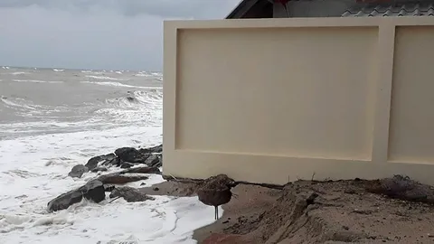 ห้องร้องทุกข์ : น้ำทะเลเซาะตลิ่ง ต้นไม้ที่ดินเสียหาย เกรงจะเซาะถึงบ้านเรือน