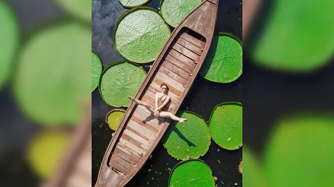 ซาบีน่า ทำหนุ่มๆ ตาค้าง ใส่ชุดว่ายน้ำโพสท่ายากบนเรือพาย