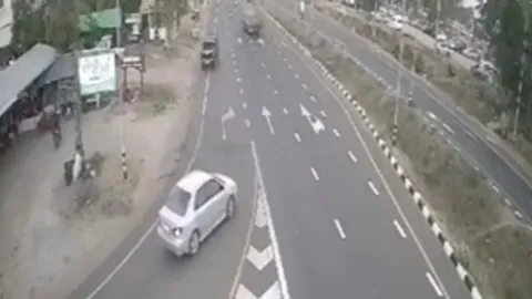 รถบรรทุกขนวัวชนท้าย จยย.วัยรุ่นร้อยเอ็ดซ้อน 3 กลางถนนตาย 1 เจ็บ 2 ราย