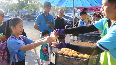 หนาวๆ อะไรขายดี คำตอบคือ ของปิ้งย่างร้อนๆ นักเรียนแห่ซื้อกินก่อนเข้าเรียน