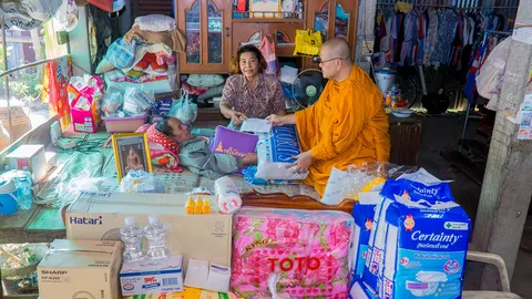 พระวัดดังนครปฐม รุดมอบของช่วยอดีตลูกทุ่งดัง ป่วยติดเตียงบรรเทาความลำบาก