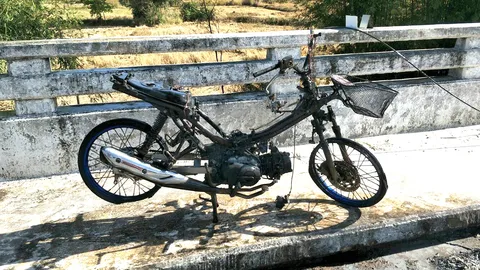 คุณครูครับผมอาจไปสาย ไฟไหม้มอเตอร์ไซค์แต่งซิ่งทั้งคัน โชคดีนร.หนีทัน