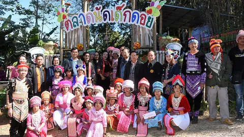 ตลาดนัดเด็กดอยบ้านใหม่ร่องกล้า ชิม ช็อป ใช้ ผลผลิตชาวเขาเผ่าม้ง