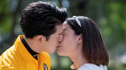 อุ๊ยเขิลล์..“นาย” บรรจงจูบ “จีน่า” ขอแต่งงานน้ำตาลท่วมสนามกอล์ฟ