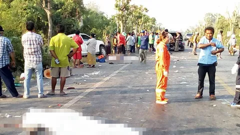 หักหลบหมาตาย 5 ศพ ข้ามเลนชนเสาคนงานตัดอ้อยเจ็บระนาว 7 ราย