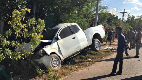 หนุ่มซิ่งกระบะถูกหมาวิ่งตัดหน้า พุ่งลงข้างทาง ดับ 2 เจ็บ 4