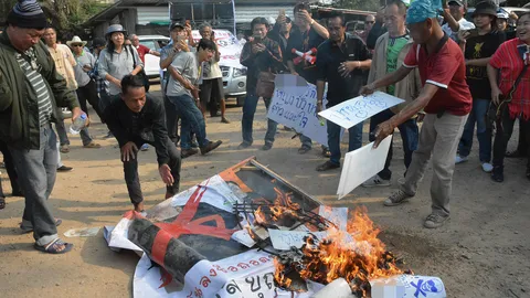 ชาวบ้าน 4 อำเภอ เผาหรีดป้ายชื่อ ไล่ "ศรีนวล" ส.ส.เชียงใหม่เขต 8 ลาออก