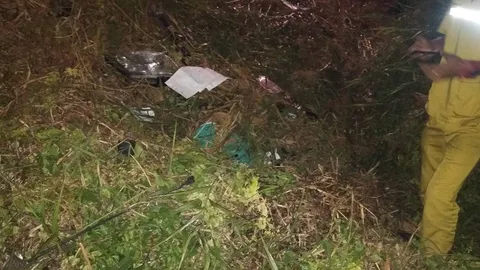 หนุ่มซิ่งกระบะวิ่งทะลุถนนทางตัน กระเด็นออกมาถูกรถทับดับ