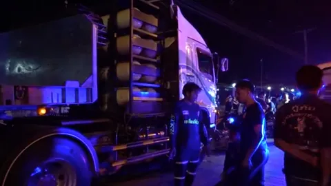 จยย.เลี้ยวกลับรถไม่เห็น รถ 18 ล้อวิ่งมาทางตรงชนอย่างจังดับอนาถ