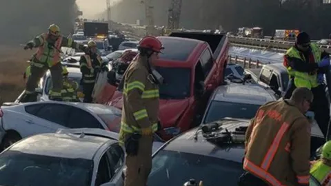 ตะลึง รถชนวินาศสันตะโรกว่า 60 คัน บนทางหลวงสหรัฐฯ เจ็บครึ่งร้อย  (คลิป)