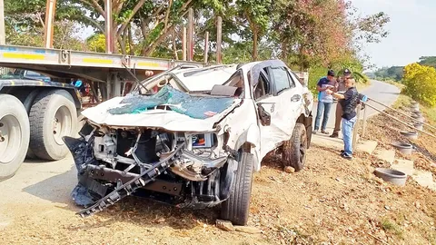 กระบะชนฟอร์จูนเนอร์ กระเด็นตกคลองชลประทานที่ท่ามะกา เจ็บสาหัส 4 (คลิป)