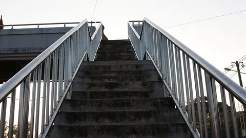 ห้องร้องทุกข์ : สะพานลอยหน้าโรงเรียน ถูกรถบรรทุกชนพังเสียหายใช้งานไม่ได้ วอนช่วยซ่อมแซมให้ที