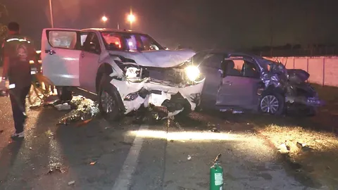 แม่ลูกขับเก๋งจะไปส่งน้ำเต้าหู้ หลับในชนประสานงากระบะ ลูกดับ-แม่เจ็บ