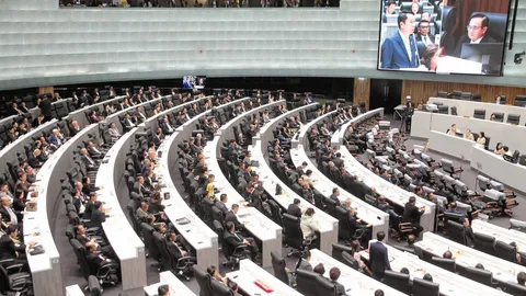 ฉายาสภา 62 "ดงงูเห่า" ชวน ปธ.สภา "ใบมีดโกนขึ้นสนิม" ดาวดับ"เอ๋"ปารีณา 