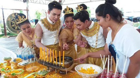 นางรำบวงสรวง แห่ส่องขันน้ำมนต์คำชะโนด ไม่กั๊กบอก "เลขเด็ด" ลุ้นโชค