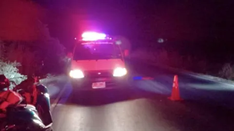 สลด หนุ่มกลับบ้านเมีย นั่งท้ายกระบะ พลัดตกถูกรถเหยียบซ้ำ ดับคาที่