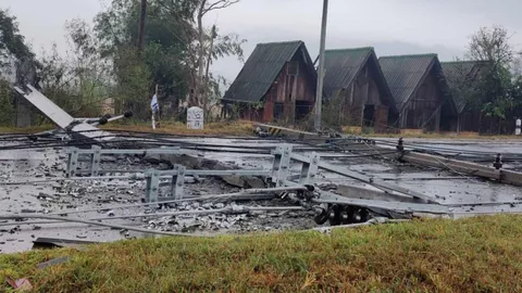 ลูกเห็บถล่มยับ แม่จัน เชียงแสน เสาไฟฟ้าหักโค่น ไฟดับถึงเช้า 