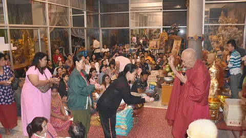 คอหวยหวังโชคส่งท้ายปีเก่า แห่กราบ "อาจารย์แป๊ะ ร่วมพิธีวัดสว่างอารมณ์