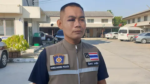 หนุ่มอ้างเซเตะกรวยด่านตรวจ ขอดูบัตรเจ้าหน้าที่ ก่อนใช้หัวกระแทกตำรวจ (คลิป)