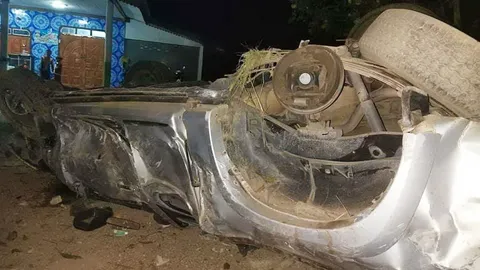 สลดเด็กชายวัย 12 ควบกระบะเสียหลัก คว่ำล้อชี้ฟ้า ร่างกระเด็นสยอง