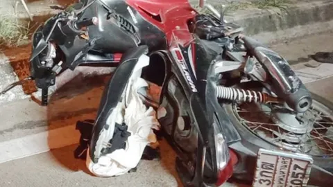 โจ๋วัย 15 ซิ่งจยย.แหกโค้งฟาดเสาดับคาที่ เพื่อนนั่งซ้อนท้ายสาหัส