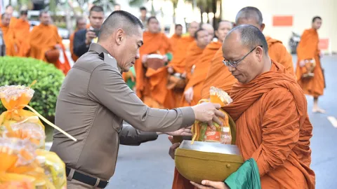 “จักรทิพย์” นำข้าราชการตำรวจทำบุญตักบาตร เพื่อสิริมงคลรับปีใหม่