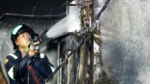 ผลการฝึกดับไฟ หนุ่มโตโยต้า ช่วยดับเพลิงไหม้ร้านกาแฟ สกัดก่อนวอดทั้งหลัง